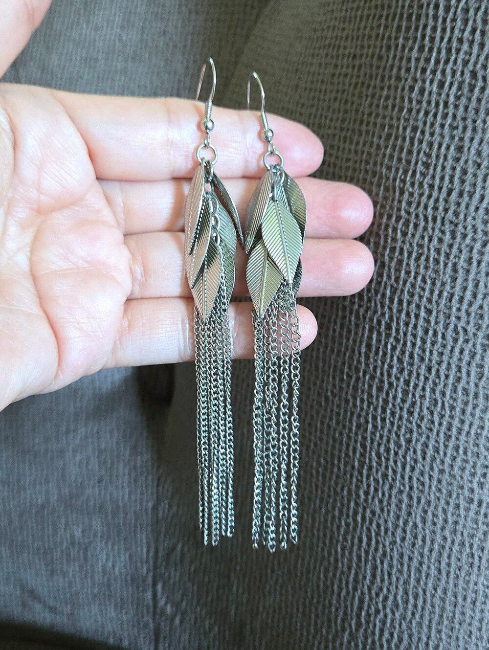 ✨️HP✨️ Silver Textured Leaves🍃 with Dangling Chains⛓️ Earrings - NWOT